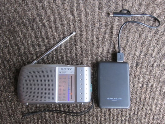 携帯ラジオとモバイルバッテリー