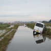 千葉県佐倉市の道路で水没した自動車