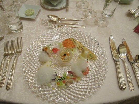 真鯛のムースとコンソメゼリー魚介と彩り野菜　海藻のチュイルを添えて